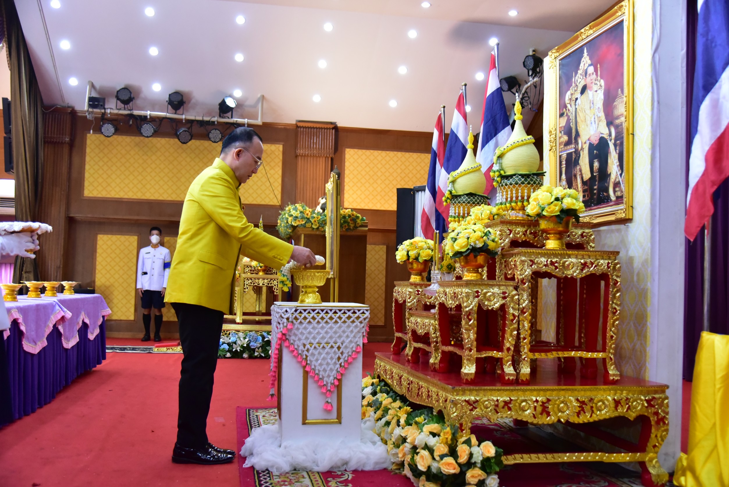 หม่อมหลวงปนัดดา ดิศกุล สมาชิกวุฒิสภา ประธานพิธีรับและประดับเข็ม ภปร.แก่นักเรียนกาญจนาภิเษกวิทยาลัย