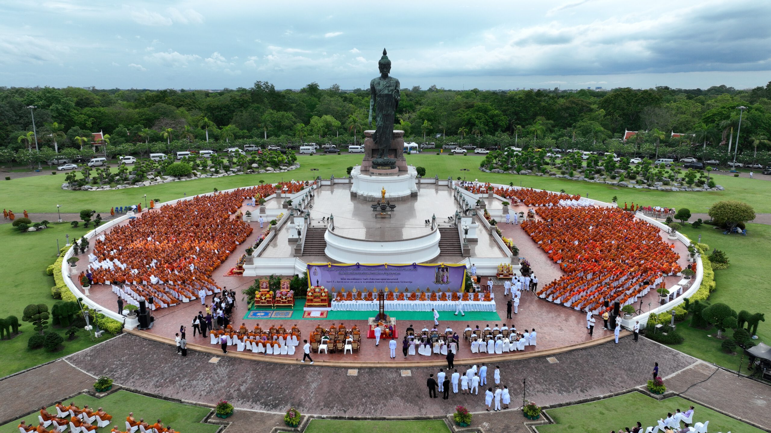 “สมเด็จธงชัย”นำคณะสงฆ์หนกลาง23จังหวัด 3,000รูปเจริญพระพุทธมนต์นวัคคหายุสมธัมม์ ถวายเป็นพระราชกุศล แด่พระบรมราชินี