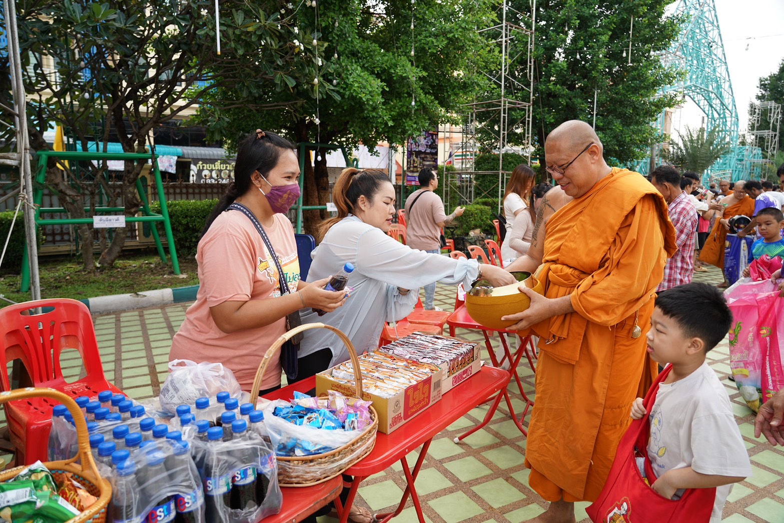 นครปฐม  พุทธศาสนิกชนจำนวนมาก สืบสานประเพณี ตักบาตรเทโวโรหณะ วัดไผ่ล้อม ชื่นมื่นอิ่มบุญ