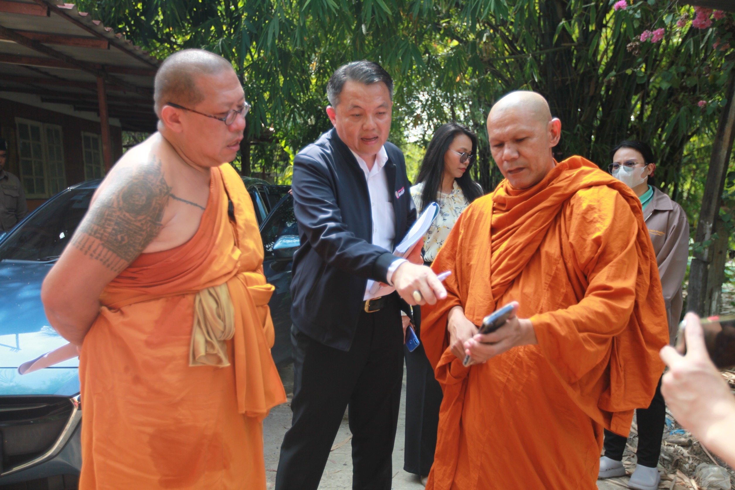 หลวงพี่น้ำฝน ช่วยทีมพระวินยาธิการหนองเสือ ปทุมธานี บุกทลาย แหล่งมั่วสุมจับพระนอกรีตสึกทั้งบาง