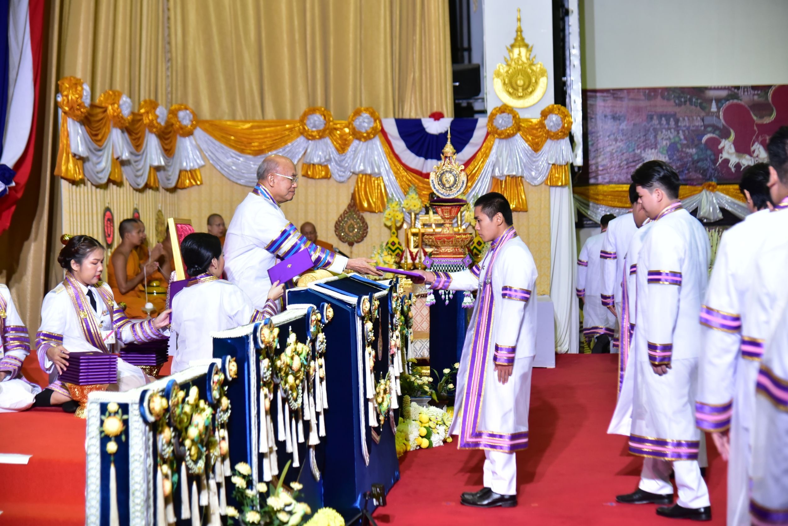 องคมนตรี เป็นผู้แทนพระองค์ ในพิธีพระราชทานปริญญาบัตรแก่ผู้สำเร็จการศึกษาจากมหาวิทยาลัยเทคโนโลยีราชมงคล2แห่ง