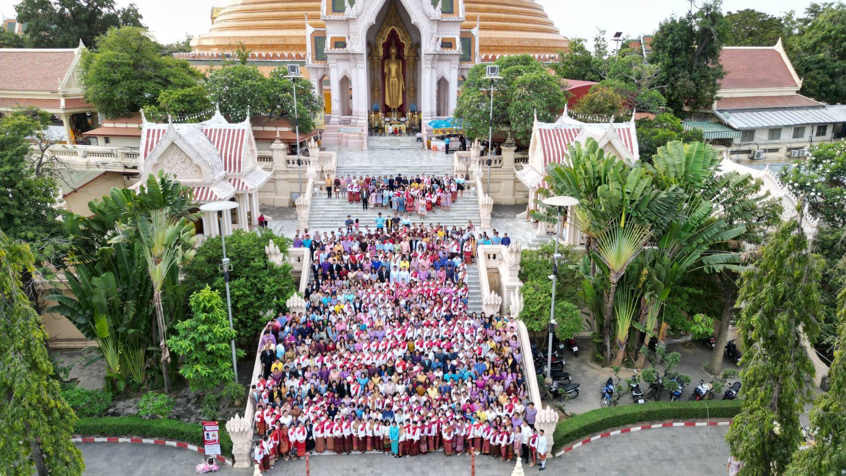 “ครูนครปฐมรวมพลัง 350 คน รำถวายองค์พระปฐมเจดีย์” ในชุดพื้นถิ่น