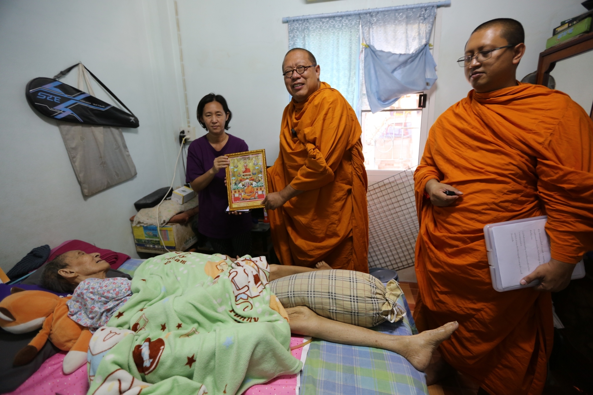 หลวงพี่น้ำฝน  เมินประเด็นร้อน  เดินหน้าปฏิบัติกิจมอบเตียงช่วยคุณยาย ป่วยมะเร็งขั้วปอดระยะสุดท้าย