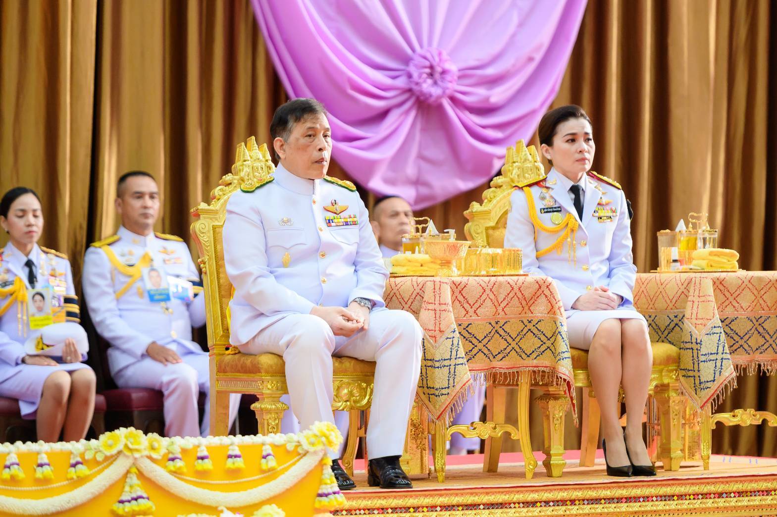 พระบาทสมเด็จพระเจ้าอยู่หัว และสมเด็จพระนางเจ้าฯ พระบรมราชินี พระราชทานกระบี่และปริญญาบัตร